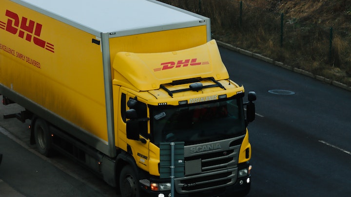 delivery-hours-for-popular-dhl-shipping-options-Threaller